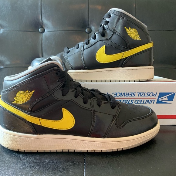 black and yellow jordan 8